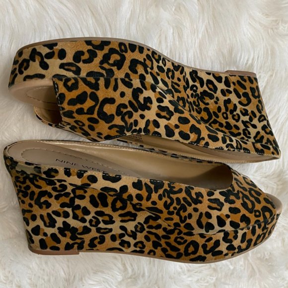 Nine West "Dayside" Leopard Fabric Comfortable Slip on peep toe Wedges 10 - Picture 1 of 13